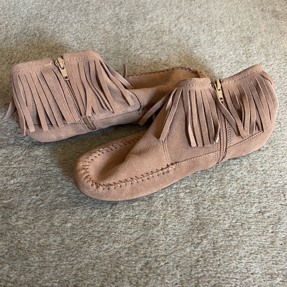 Minnetonka fringe ankle boots size 7 - Picture 2 of 9
